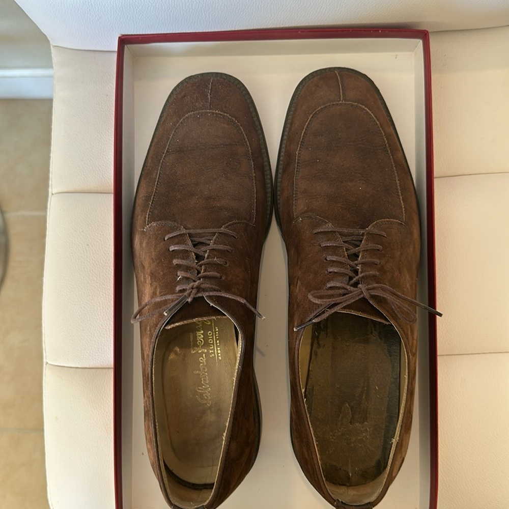 Men’s Salvadore Ferragamo brown suede dress shoe, size 9M in good condition.